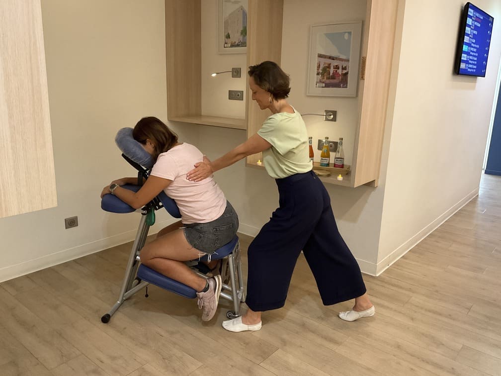 géraldine masse au salon de l'aeroport de montpellier avec sa chaise ergonomique lors de la journéé internationale du bien être